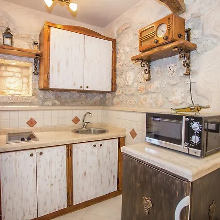 Quaint Holiday In Mihatovici Near Sea